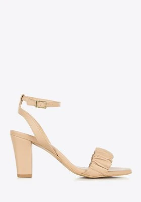 Damskie sandały z marszczonej skóry na słupku beżowe Wittchen