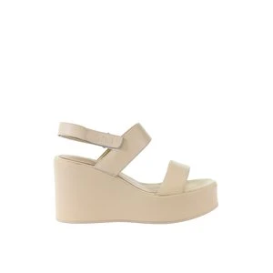 Damskie skórzane beżowe sandały damskie na koturnie GOE TT2N4230