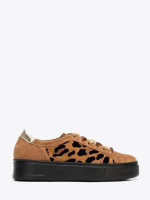 Damskie sneakersy ze skóry zamszowej w motyw panterki brązowe Wittchen