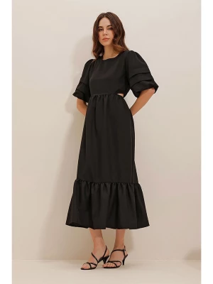 Defile Sukienka w kolorze czarnym rozmiar: M