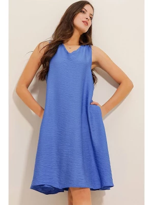 Defile Sukienka w kolorze niebieskim rozmiar: L