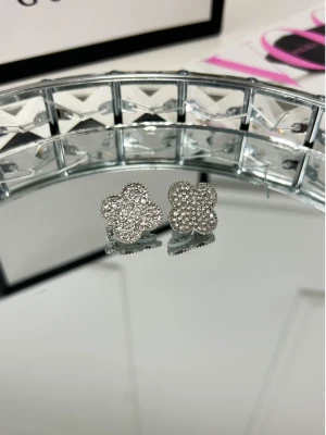 Delikatne kolczyki z klipsem- srebrne  magmac 