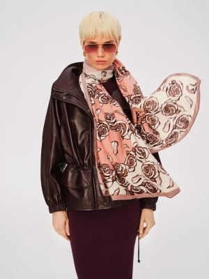 Delikatny szal z kwiatowym motywem TARANKO