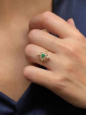 DIA DIAMONDS Pozłacany pierścionek z diamentami i szmaragdem rozmiar: 58