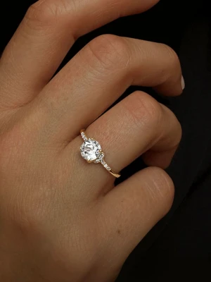 DIA DIAMONDS Pozłacany pierścionek z diamentami i topazem rozmiar: 58 złoty