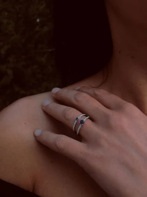 DIA DIAMONDS Srebrny pierścionek z diamentami i szafirem rozmiar: 56