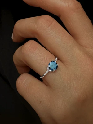 DIA DIAMONDS Srebrny pierścionek z diamentami i topazem rozmiar: 52
