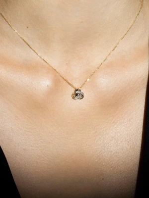 DIAMANTA Złota zawieszka "Noeud Elegance" z diamentami rozmiar: onesize