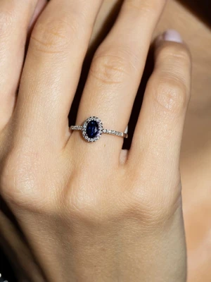 DIAMANTA Złoty pierścionek "Royal Blue" z diamentami i szafirami rozmiar: 51