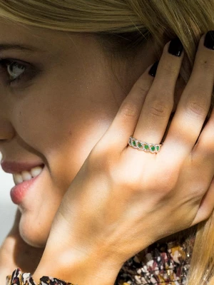 DIAMOND & CO Złoty pierścionek "Green Tarlac" z diamentami rozmiar: 52