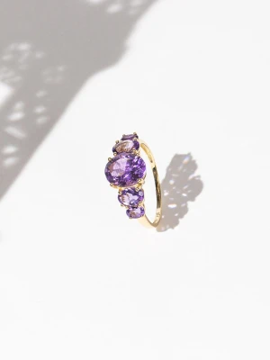 DIAMOND & CO Złoty pierścionek "Violet Hill" z ametystami rozmiar: 54