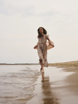 Długa beżowa sukienka w kwiaty TARANKO