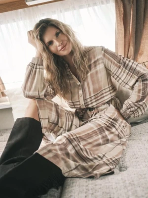 Długa jasnobeżowa sukienka w kratę Greenpoint