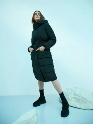 Długa pikowana damska kurtka z kapturem- czarna Moodo