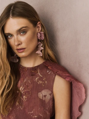 Długa różowa sukienka z wiskozy w roślinny print TARANKO