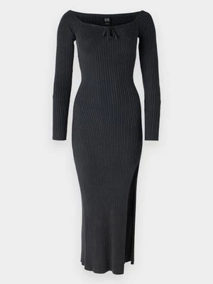 Długa sukienka BDG Urban Outfitters