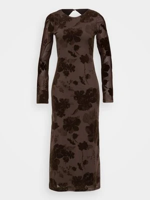 Długa sukienka Gina Tricot Petite