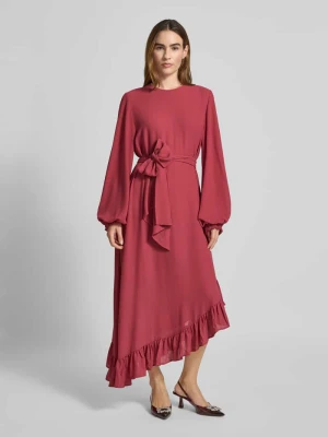 Długa sukienka o dopasowanym kroju z asymetrycznym dołem obszytym falbaną model ‘IFLOWER’ Essentiel Antwerp