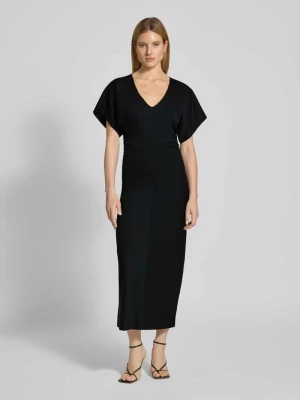 Długa sukienka o kroju podkreślającym sylwetkę z dekoltem w serek model ‘PAMANTI’ drykorn