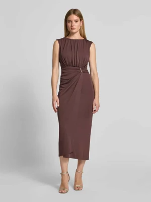długa sukienka Slim z marszczeniami o kroju slim fit Swing Ciemnobrązowy