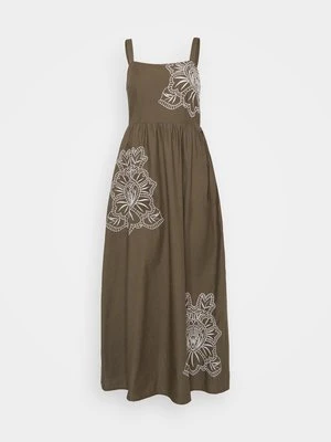 Długa sukienka Vero Moda Curve