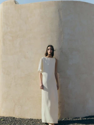 Długa sukienka z asymetrycznym rękawem kremowy / écru - Kobieta - - MANGO