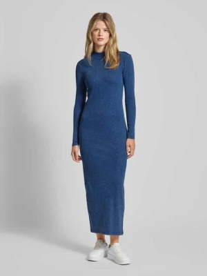 Długa sukienka z drobnym prążkowaniem model ‘VALERIE’ Only