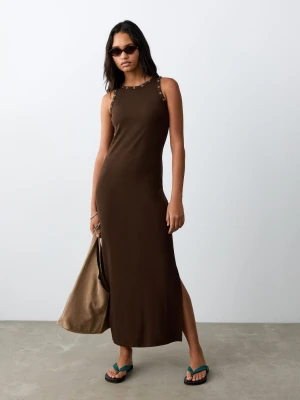 Długa sukienka z dzianiny z ćwiekami brązowy - Dziewczyna - - MANGO TEEN