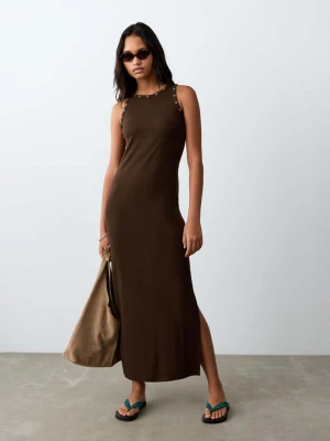 Długa sukienka z dzianiny z ćwiekami brązowy - Dziewczyna - - MANGO TEEN