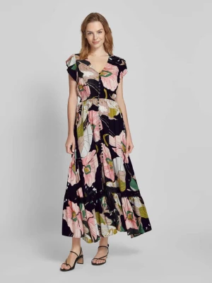 Długa sukienka z kwiatowym nadrukiem na całej powierzchni Apricot