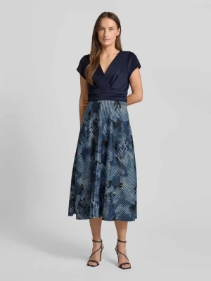 Długa sukienka z kwiatowym nadrukiem Swing