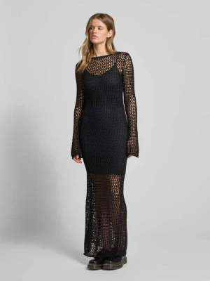 Długa sukienka z prążkowanym dekoltem w łódkę REVIEW