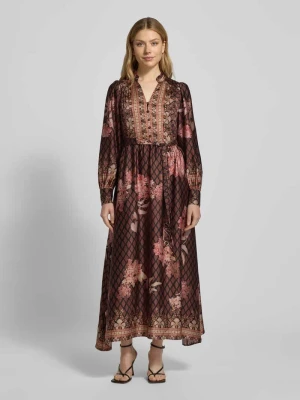 Długa sukienka z satyny z wiązanym paskiem NEO NOIR