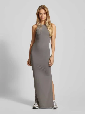 Długa sukienka z tyłem o kroju bokserki REVIEW