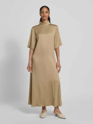 Długa sukienka ze stójką i rękawem o dł. 1/2 drykorn