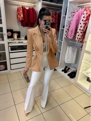 Długa taliowana marynarka BRAVAS - karmelowa  magmac 