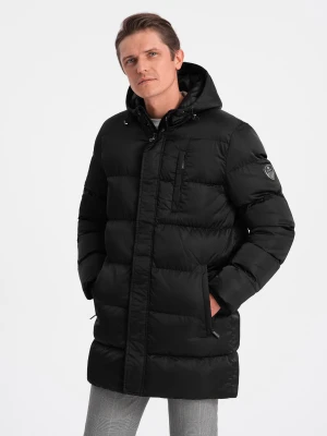 Długa zimowa kurtka męska pikowana o satynowym wykończeniu - czarna V3 Ombre Clothing