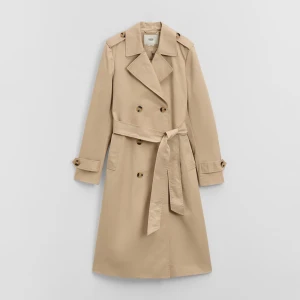 Długi beżowy trencz z paskiem i dwurzędowym zapięciem House