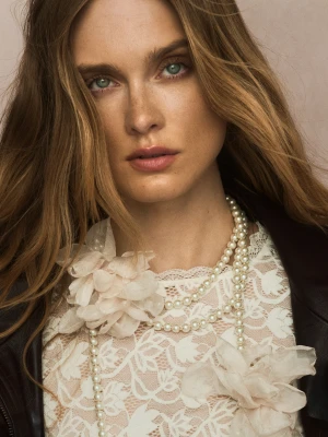 Długi naszyjnik ze szklanych pereł z różowym kwiatem TARANKO