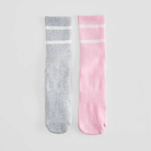 Długie skarpetki antypoślizgowe z paskami jasnoróżowe i szare 2-pak House