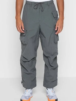 Długie spodnie trekkingowe Nike Sportswear