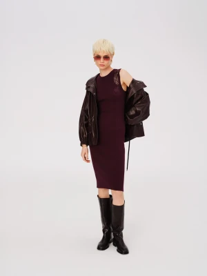 Dopasowana burgundowa sukienka z ażurowymi wstawkami TARANKO