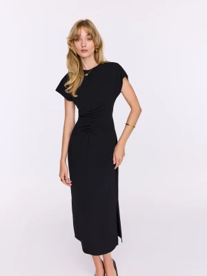 Dopasowana czarna sukienka midi z marszczeniem TARANKO