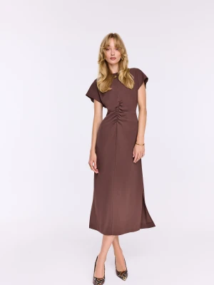 Dopasowana czekoladowa sukienka midi z marszczeniem TARANKO