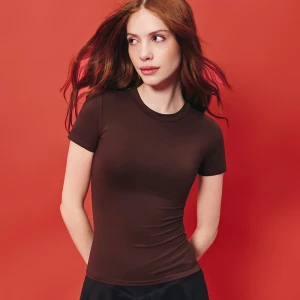 Dopasowana koszulka ULTRAFLEX z okrągłym dekoltem brązowa House