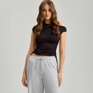 Dopasowana koszulka z asymetrycznym dekltem i marszczeniem House