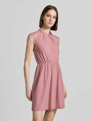Dopasowana sukienka casualowa z obszyciem koronką model 'MILLA' Vero Moda
