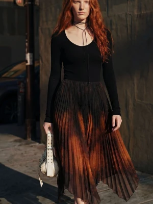 Dopasowana sukienka midi Desigual