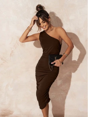 Dopasowana sukienka na jedno ramię DAYA - czekoladowa  magmac 