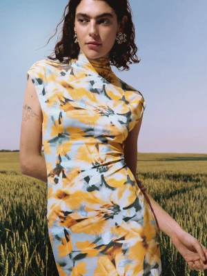 Dopasowana sukienka w kwiaty Desigual